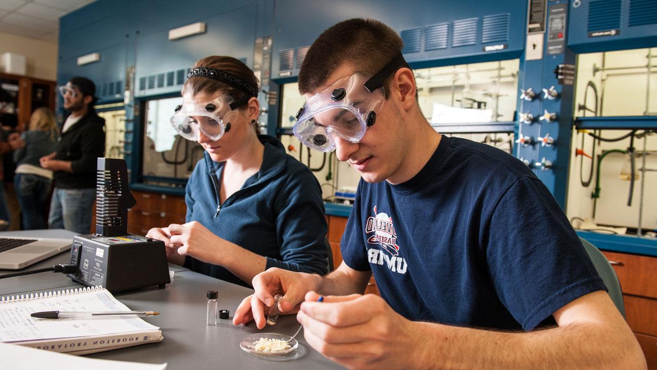 实验室里的化学学生戴着护目镜.