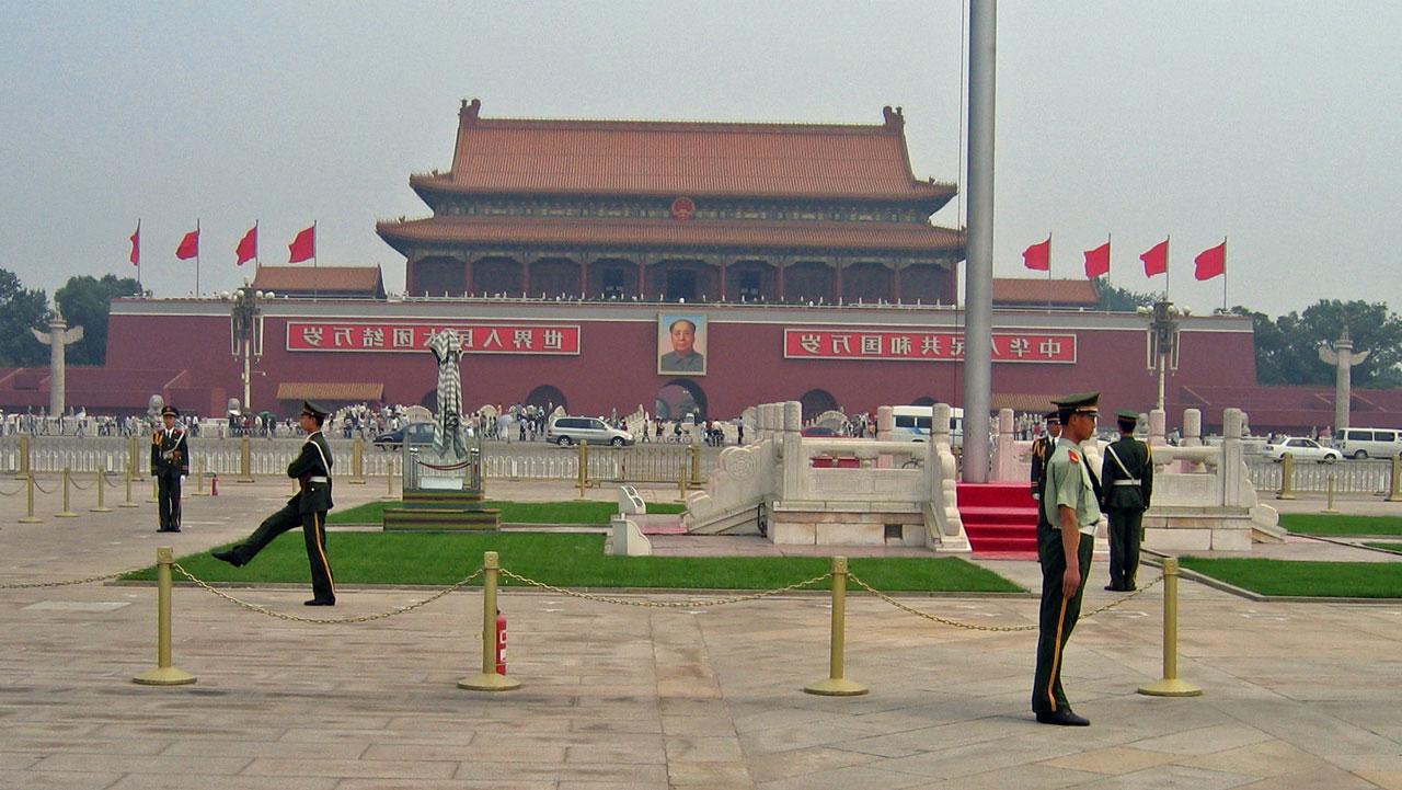中国的建筑前面有警卫.